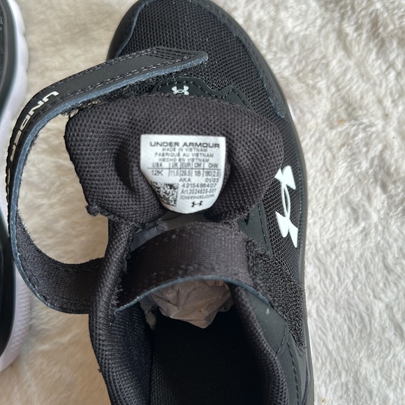 Under Armour kids size 12 black Velcro running shoes - Picture 3 of 3